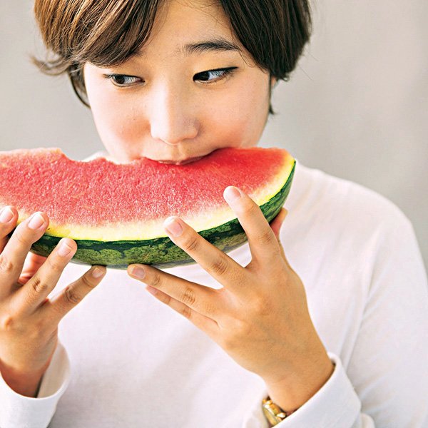  Vì thế khi đói, bạn có thể ăn dưa hấu để lấp đầy dạ dày mà không sợ tăng cân.