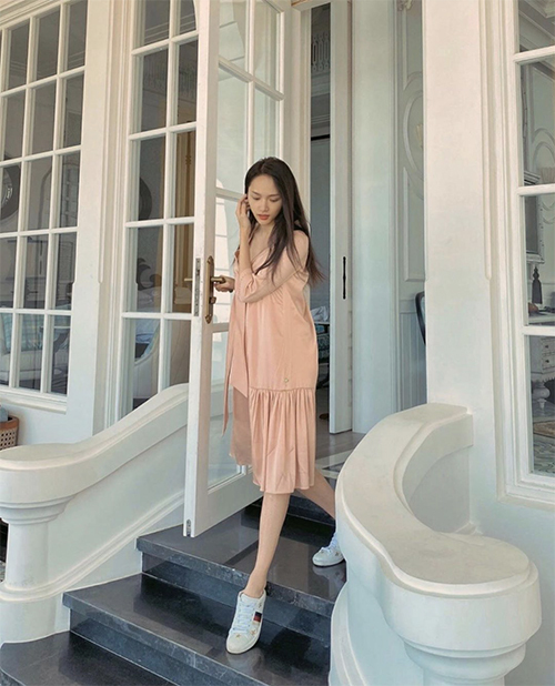  Váy hạ eo màu pastel được Hương Giang kết hợp đơn giản với giày Gucci. Set đồ mang lại sự nhẹ nhàng, thoải mái cho hoa hậu chuyển giới.