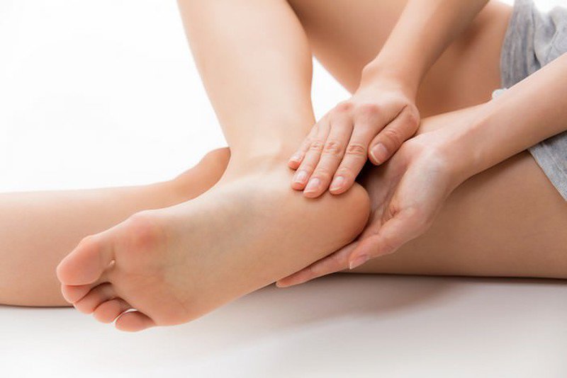  Tạm biệt những vết nứt đau rát, gót chân được chăm sóc hiệu quả chỉ bằng việc ngâm với nước luộc khoai