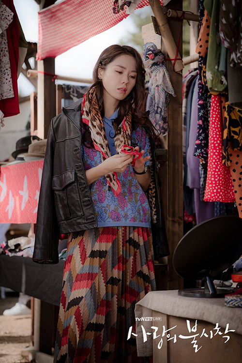  Phong cách ở Bắc Hàn của Son Ye Jin phù hợp với chị em công sở phía Bắc với lối mix áo len, áo jacket mang lại sự ấm áp trong không khí mùa xuân.