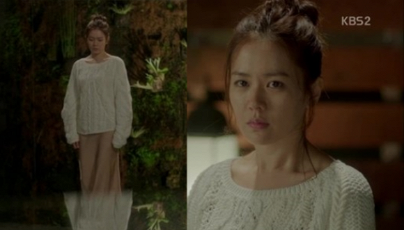  Còn Son Ye Jin trong bộ phim Shark lại để cổ áo rộng, mix cùng chân váy dài nền nã.
