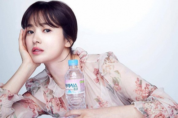  Diện váy hoa chụp ảnh quảng cáo, Song Hye Kyo để kiểu tóc buộc thấp, mái thưa trẻ trung.