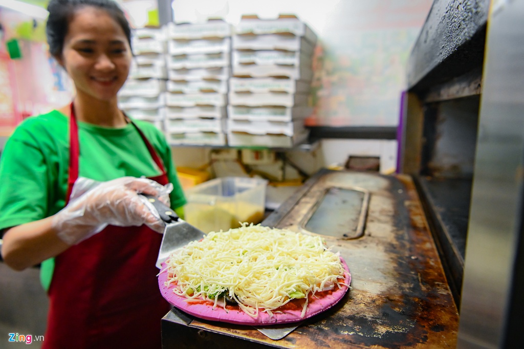  Nhằm hưởng ứng chiến dịch giải cứu nông sản bị ảnh hưởng dịch virus corona, một cửa hàng bánh ở Hà Nội đã sáng tạo ra cách làm bánh pizza với đế màu hồng tươi được làm từ quả thanh long ruột đỏ.