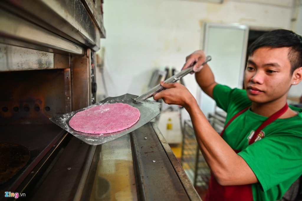  Theo các đầu bếp, việc khó khăn nhất trong việc làm pizza thanh long ruột đỏ là làm sao có thể tạo được đế bánh có đủ độ ngọt thanh mà vẫn giữ được sắc hồng của quả thanh long sau khi nướng lên.