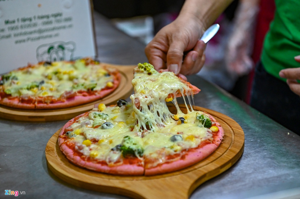  Pizza thanh long có giá bán khá mềm. Bình thường, một chiếc bánh pizza có nhân, đường kính 22 cm, 6 miếng giá 120.000 đồng, nhưng pizza thanh long có cùng kích cỡ chỉ 55.000 đồng/chiếc.
