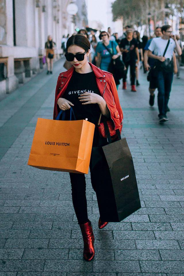  Xuống phố với style cá tính, Hòa Minzy khiến nhiều người phải ngạc nhiên không ngớt đang khoác lên mình cả cây đồ hiệu đến từ các thương hiệu hàng đầu làng mốt: áo phông Givenchy (9,5 triệu), túi Gucci (45 triệu), áo khoác YSL (85 triệu).
