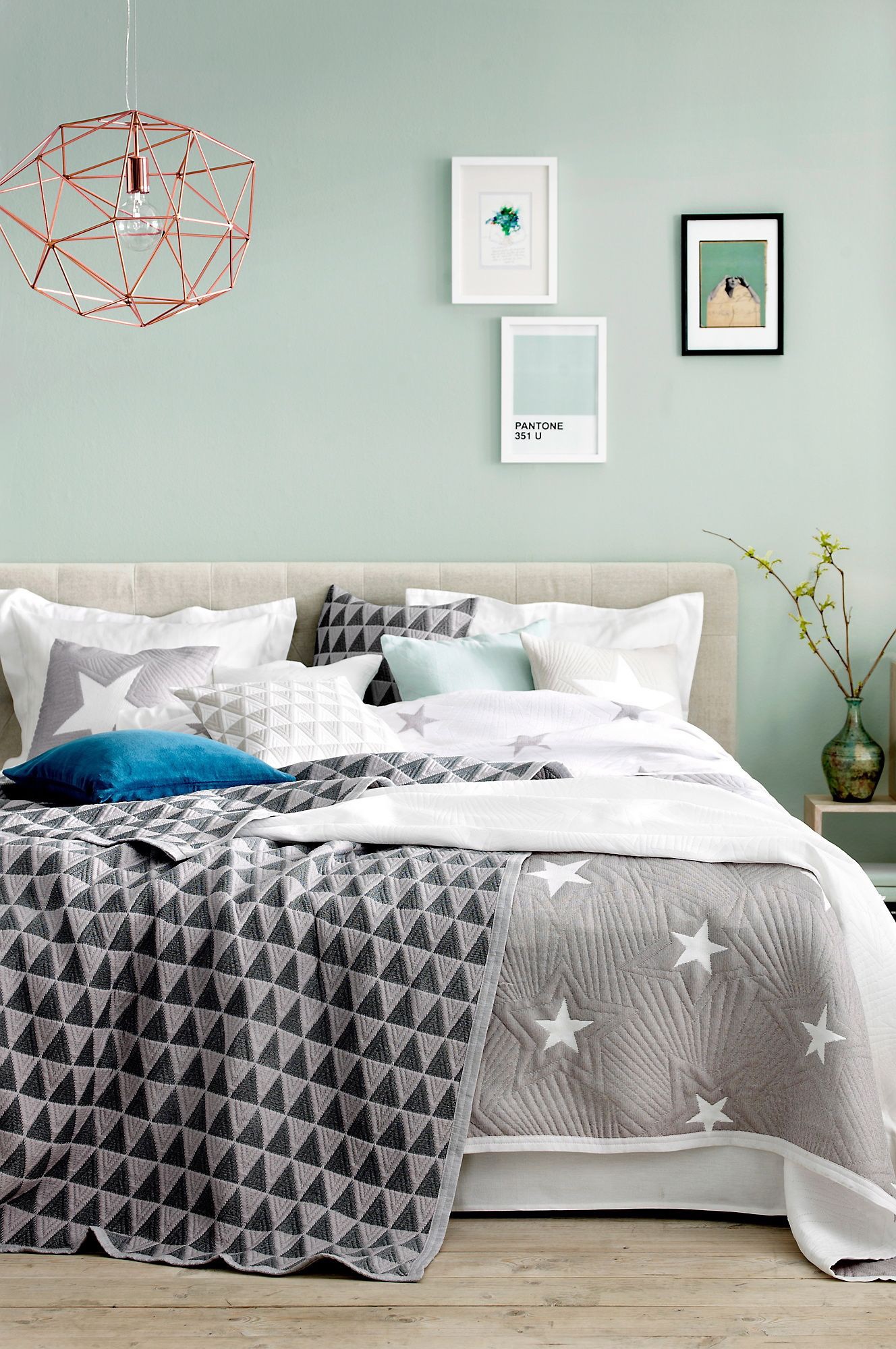  Phòng ngủ màu xanh bạc hà với các loại vải hiện đại.