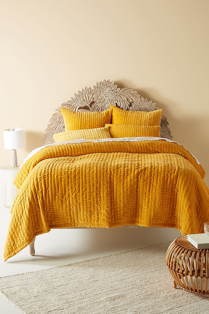  Phòng ngủ màu kem nhạt dễ dàng tôn lên sắc màu rực rỡ của chăn ga.