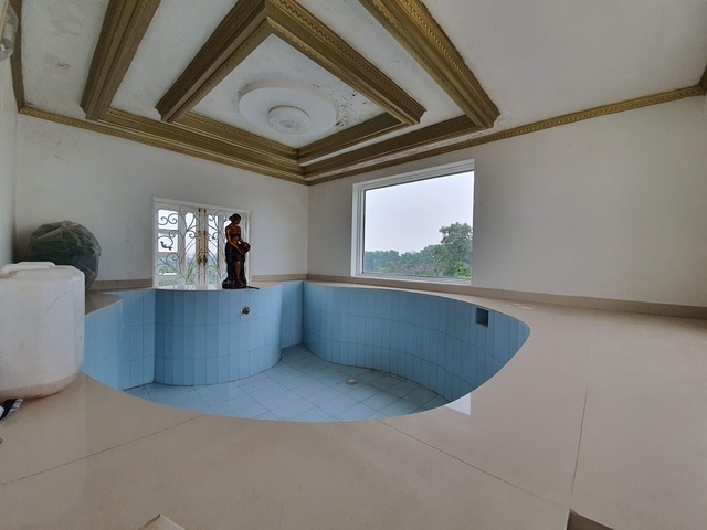  Hồ bơi được đặt trên tầng lửng của ngôi nhà