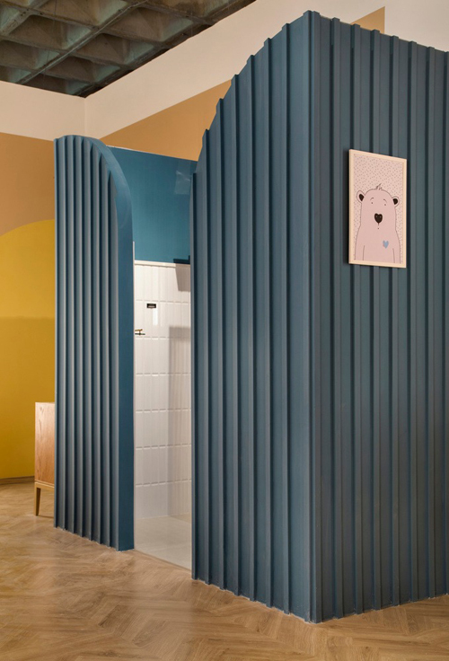  Để giúp căn hộ hài hòa về màu sắc, nhóm kiến trúc sư chọn sắc màu trung tính cho phòng tắm kiêm nhà vệ sinh. Họ sử dụng thêm hệ thống đèn chiếu sáng giúp không gian của căn hộ thêm hiện đại. 