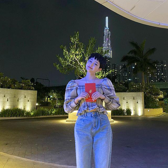 Hiền Hồ mang đến phiên bản bình dân hơn khi diện crop top vai phồng cổ vuông cùng quần jeans. Đơn giản nhưng không kém phần hút mắt.