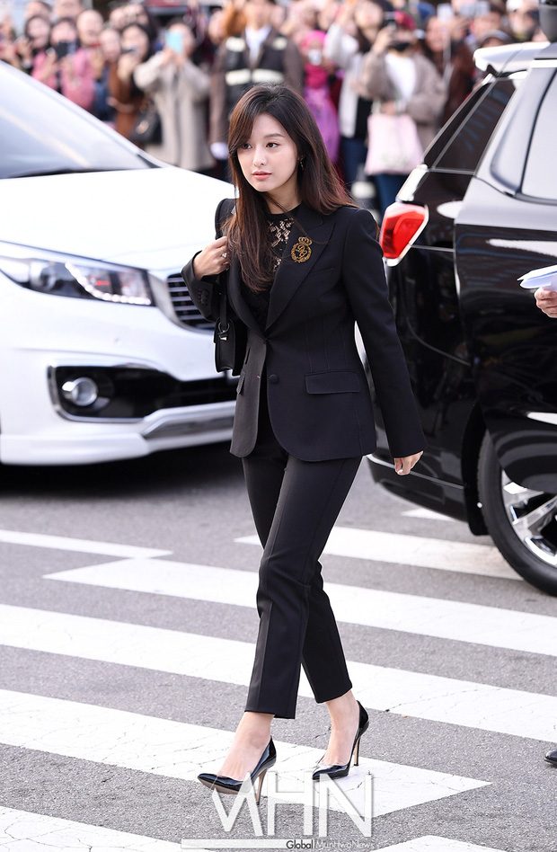  Kim Ji Won thì chọn diện set suit tối màu đẳng cấp thanh lịch.