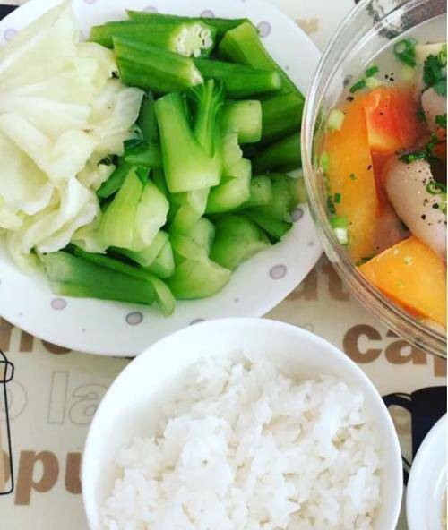  Bữa cơm giản dị nhiều rau xanh ít tinh bột của Ngọc Trinh.