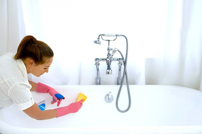  Để loại bỏ vết bẩn từ bồn tắm bị ố vàng, hãy chuẩn bị một hỗn hợp với chất tẩy rửa chén, giấm và bicarbonate và chà xát toàn bộ bồn tắm.