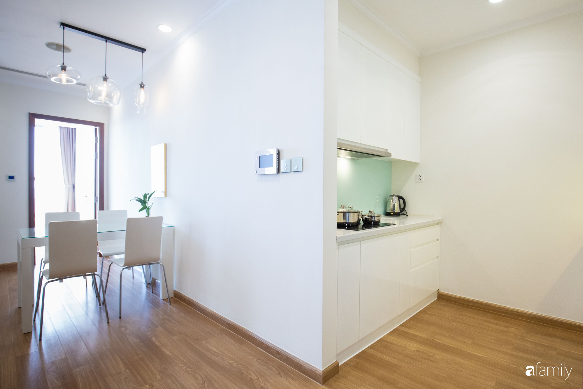Sự sắp xếp khéo léo hai hệ tủ để không gian thêm rộng nhưng vẫn đảm bảo sự tiện nghi.