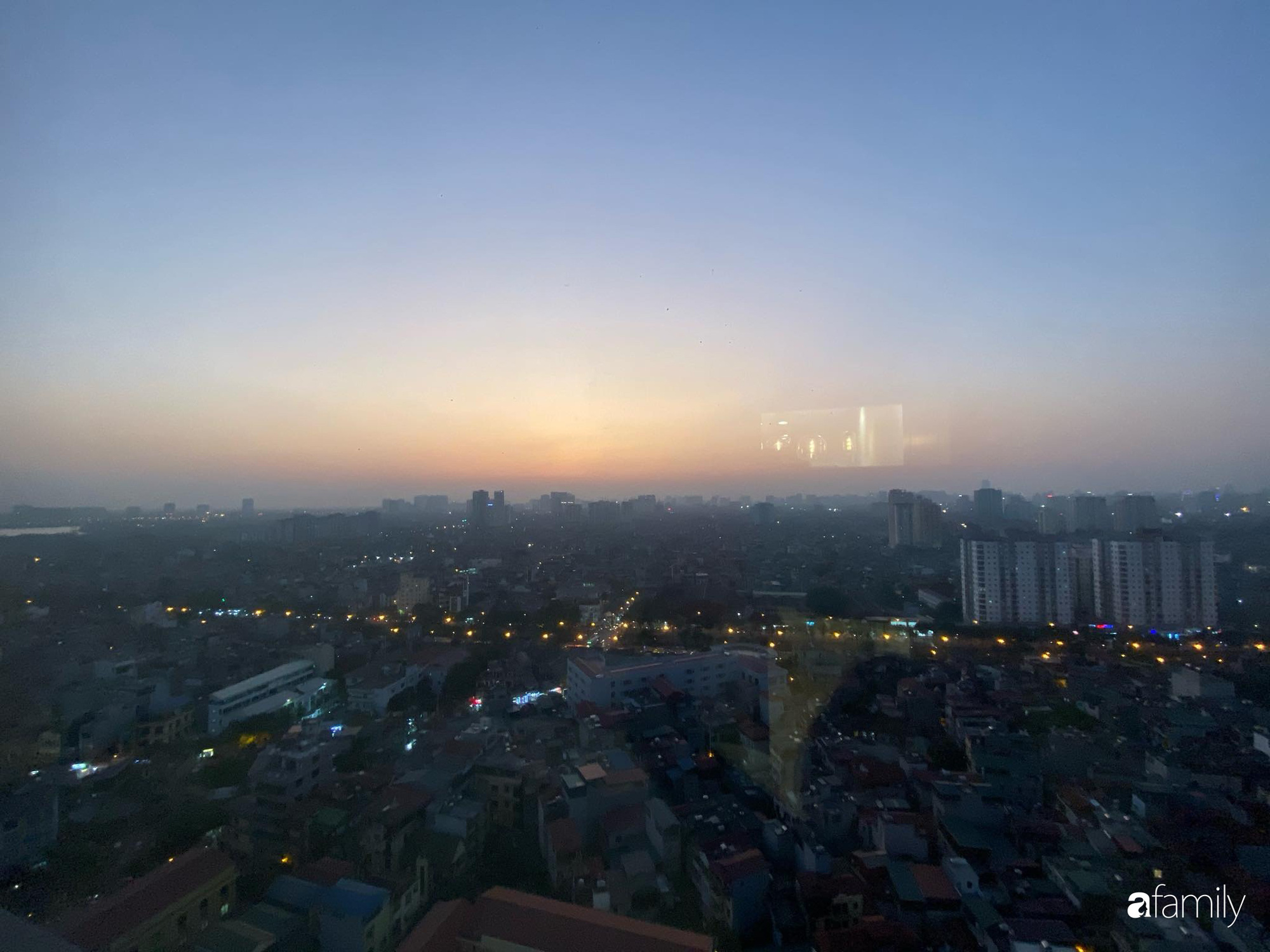 Từ cửa sổ có thể ngắm hoàng hôn vô cùng lãng mạn.
