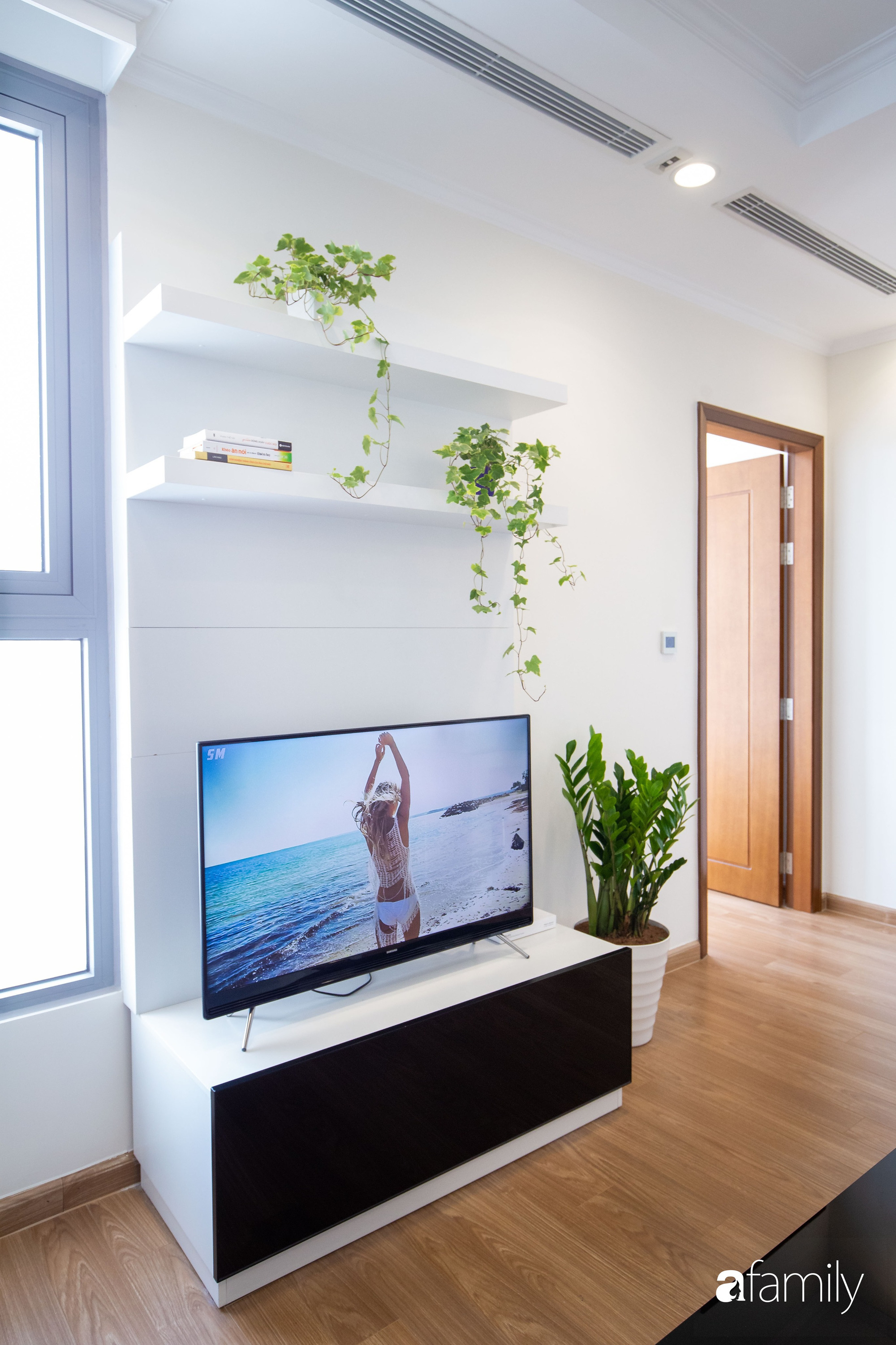 Khu vực kệ tivi được