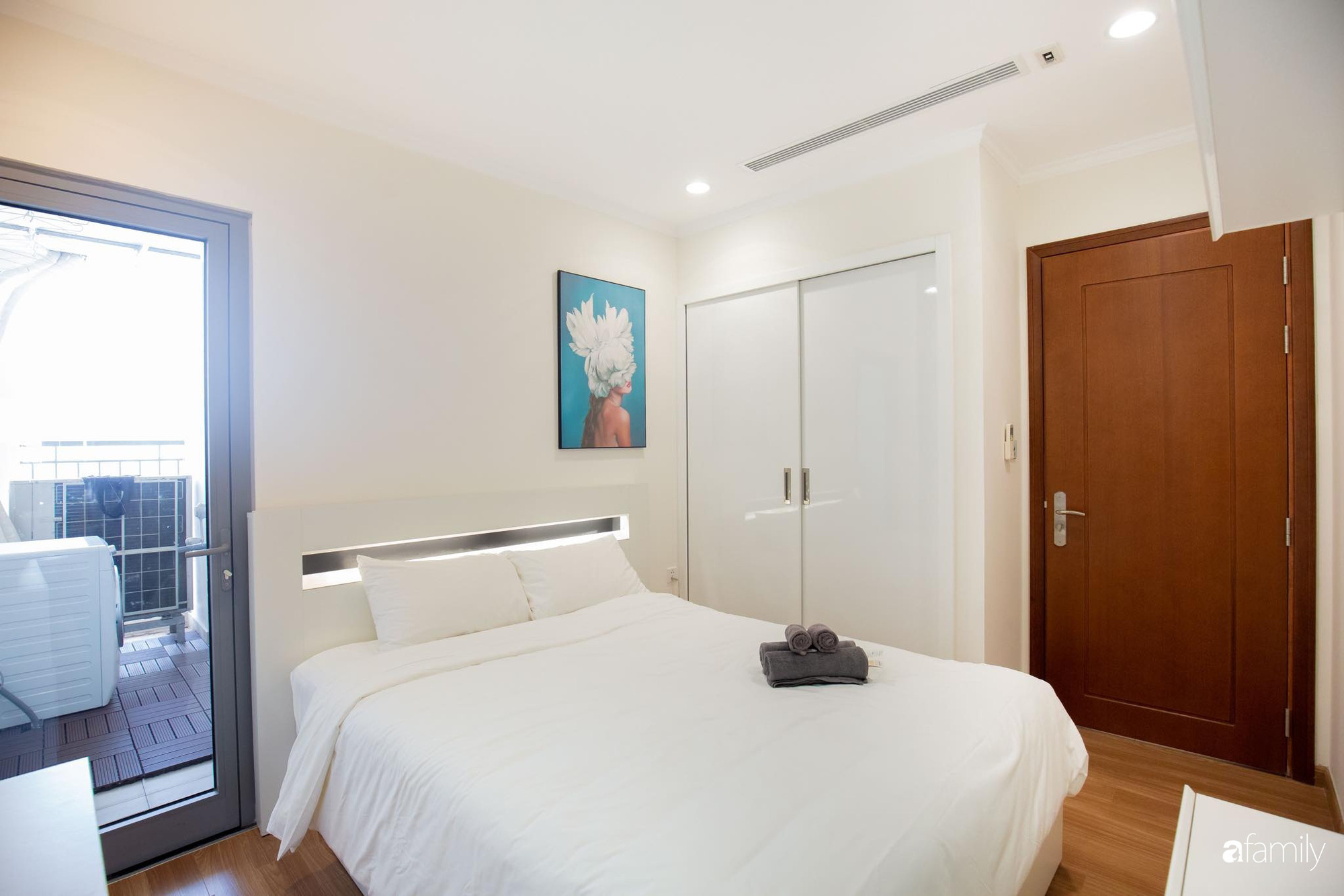  Phòng ngủ tiết kiệm tối đa diện tích nhờ cách thiết kế tủ âm tường cánh trượt màu trắng cùng tông màu chính.