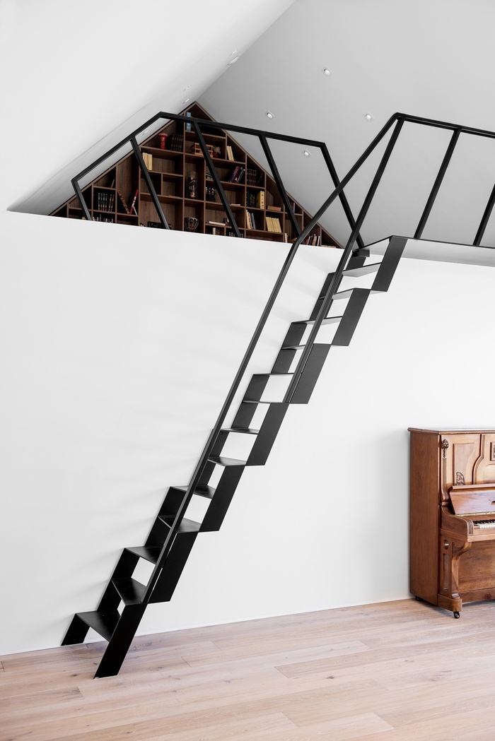  Đây là mẫu cầu thang tuyệt vời với giá cả phải chăng dành riêng cho không gian nhỏ hẹp. 