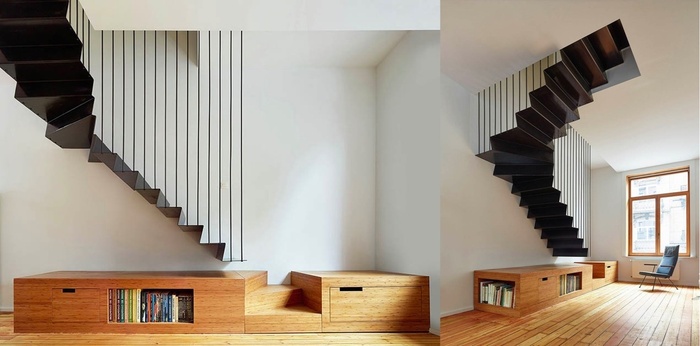  Hãy tích hợp một cầu thang vào phòng bằng cách kết hợp nó với đồ nội thất. Thiết kế cầu thang treo màu đen này được đặt ngay trên sàn nhà, gần bậc thang gỗ cuối cùng.