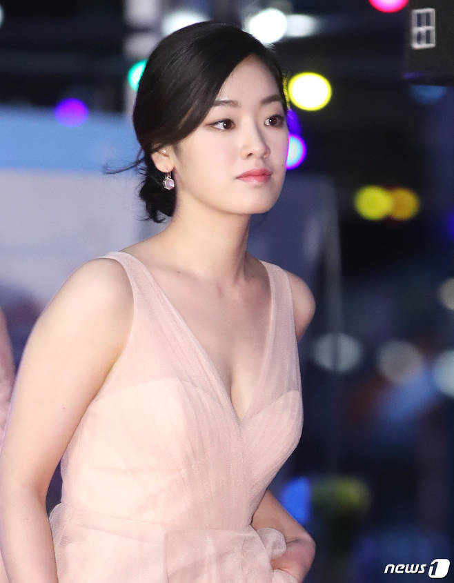  Dù chiều cao khiêm tốn nhưng nhìn tổng thể vóc dáng của Lee Joo Young lại thướt tha hút mắt, đường cong nóng bỏng...