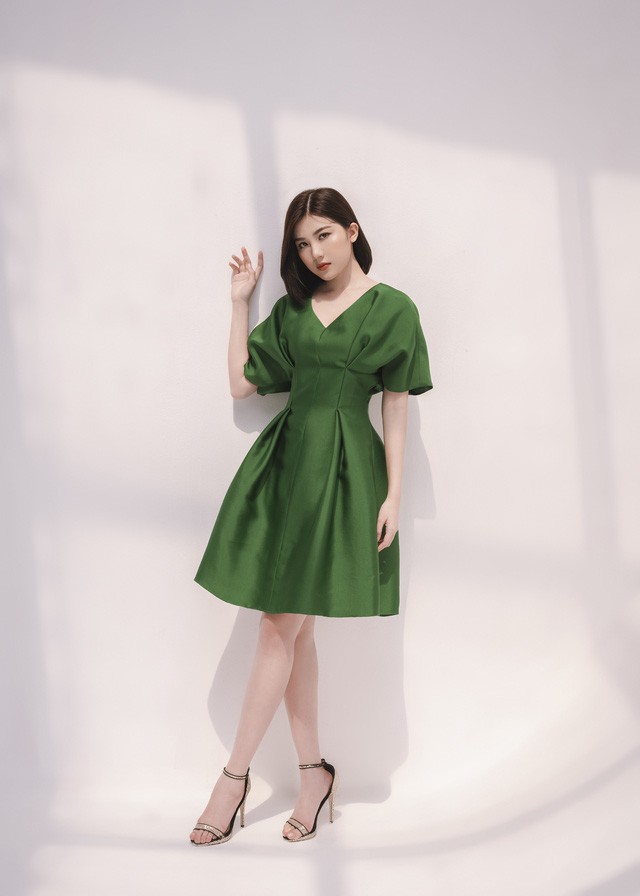 Lương Thanh toát lên vẻ dịu dàng nhưng vẫn sang trọng, kiêu sa, phù hợp với bộ sưu tập. Nữ diễn viên trang điểm theo tone trong suốt, mái tóc ngang vai thả tự nhiên và không sử dụng trang sức.