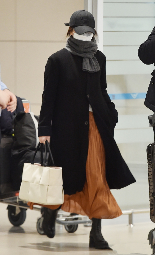  Style ăn diện tại sân bay gây chú ý của Song Hye Kyo là trùm kín từ trên xuống, nhưng giới mộ điệu vẫn nhận ra vợ cũ Song Joong Ki cũng khéo léo phối chân váy và boots đen độn đế, để trông nhã nhặn, đơn giản mà không bị xuề xoà.