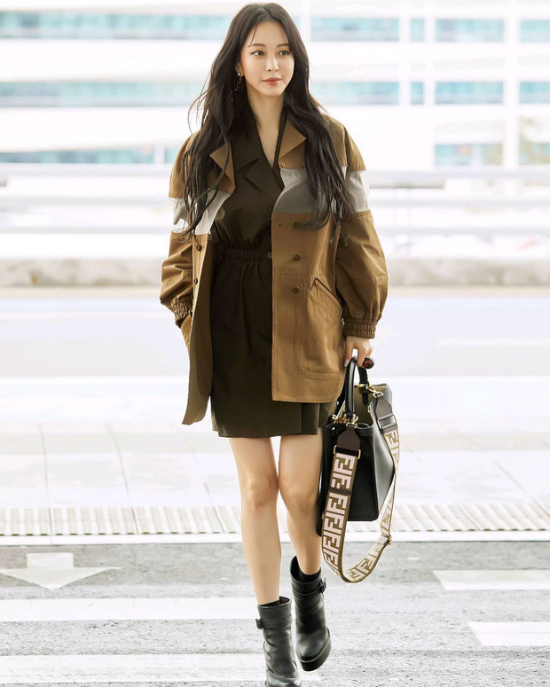  Bằng tuổi với Song Hye Kyo nhưng Han Ye Seul lại cho thấy gu thời trang trẻ trung, sành điệu ra phết. Người đẹp sinh năm 1981 vừa khiến fan ngất ngây khi khoe cây đồ với đầm ngắn, áo khoác nâu và boots da xịn sò, để lộ đôi chân thon dài đáng ghen tị.