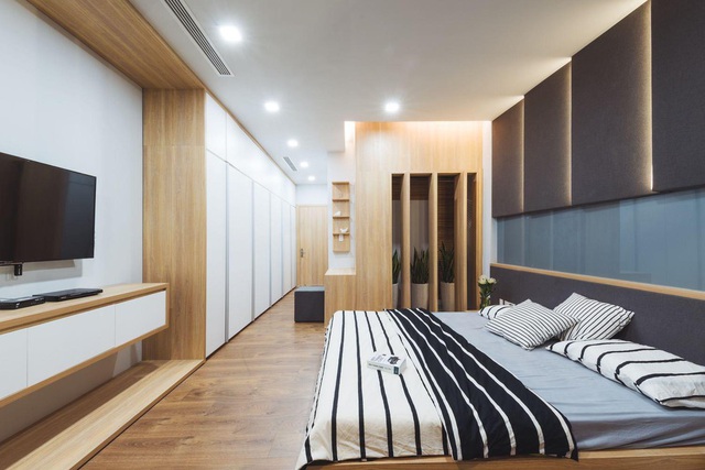  Phòng ngủ rộng rãi với thiết kế giường size King và tủ âm tường tiết kiệm diện tích.