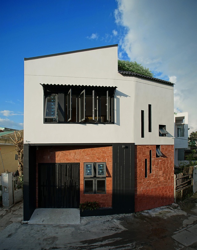 Daisy House là một ngôi nhà có chiều cao hai tầng, nằm trong đầu hồi của một con ngõ.
