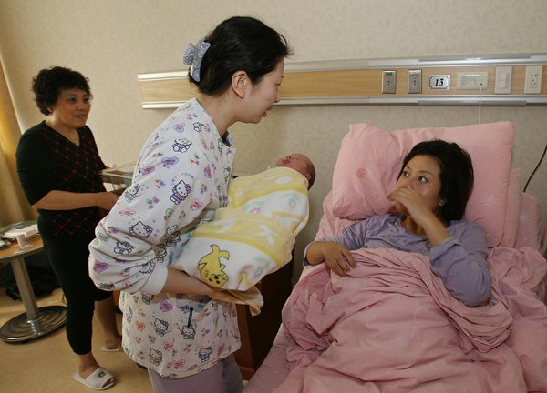  Mẹ chồng Xiaomin nghi ngờ con dâu sinh nhanh vì không phải con đầu nhưng đã bị bác sĩ 