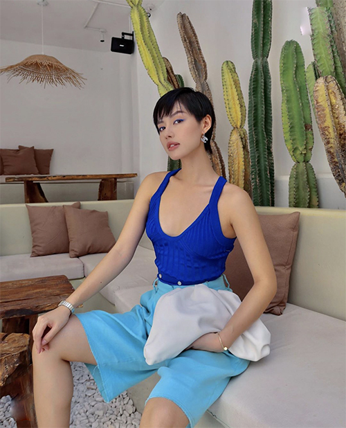  Short màu bắt mắt được Khánh Linh phối hợp ăn ý cùng mẫu áo thun được sao Việt 'săn lùng' ở mùa mốt xuân hè 2020.