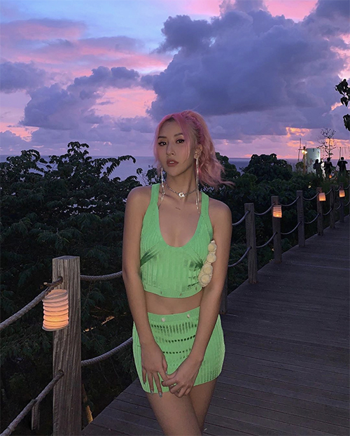 Vẫn là áo crop-top hai dây mix đồng điệu với chân váy ngắn, song Quỳnh Anh Shyn chọn màu xanh lá để giúp mình nổi bật hơn.