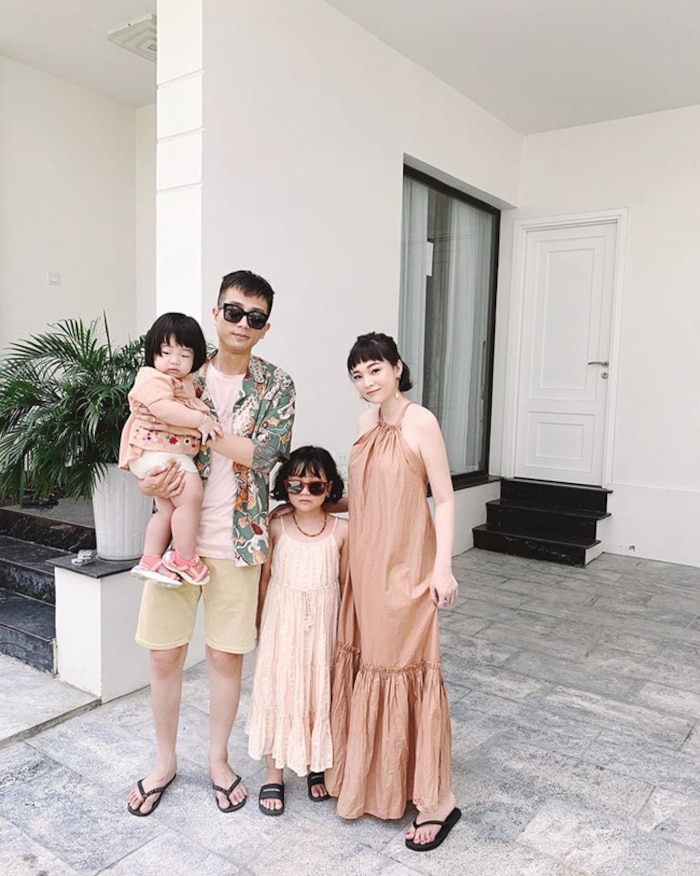 Thời gian trước, cả gia đình Ngọc Mon sinh sống trong căn chung cư cao cấp ở khu đô thị đắt đỏ nhất nhì Hà Nội. Được biết, nội thất trong căn nhà do chính tay ông xã thiết kế. Tuy nhiên, mới đây, “bà mẹ 2 con” khiến dân tình bất ngờ khi liên tục check-in ở những góc nhà “mới – đẹp – lạ” hơn. Hóa ra, cả gia đình Ngọc Mon đã âm thầm chuyển sang biệt thự mới mà không ai hay biết.