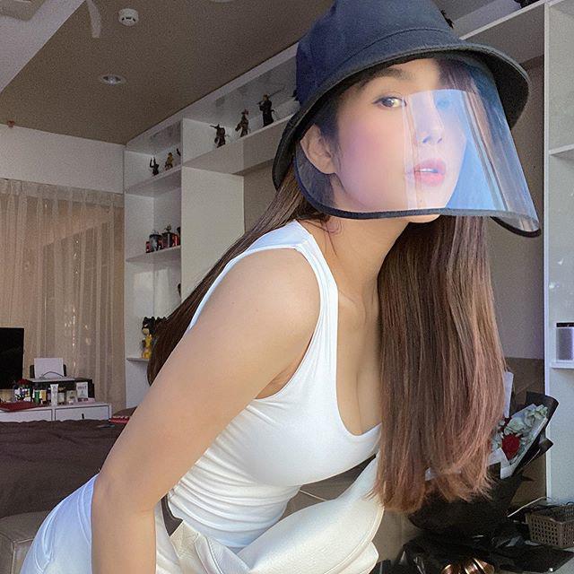 Lúc nào cũng phải xinh, Diệp Lâm Anh diện mũ bảo hộ như 1 item thời trang xịn sò, phối nhẹ nhàng với set đồ trắng năng động.