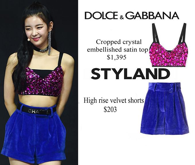 Áo crotop đính đá của Dolce & Gabbana có giá 1.395 USD kết hợp với quần shorts xanh tạo nên set đồ màu sắc đầy tươi mới. Outfit có giá hơn 37 triệu đồng.