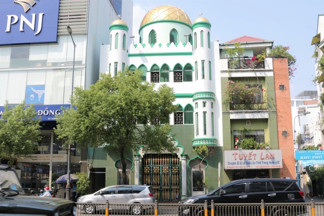  Thánh đường Hồi giáo Jamiul Islamic trên đường Nguyễn Văn Trỗi, quận Phú Nhuận tạm đóng cửa và khử trùng. Ảnh: T.H.