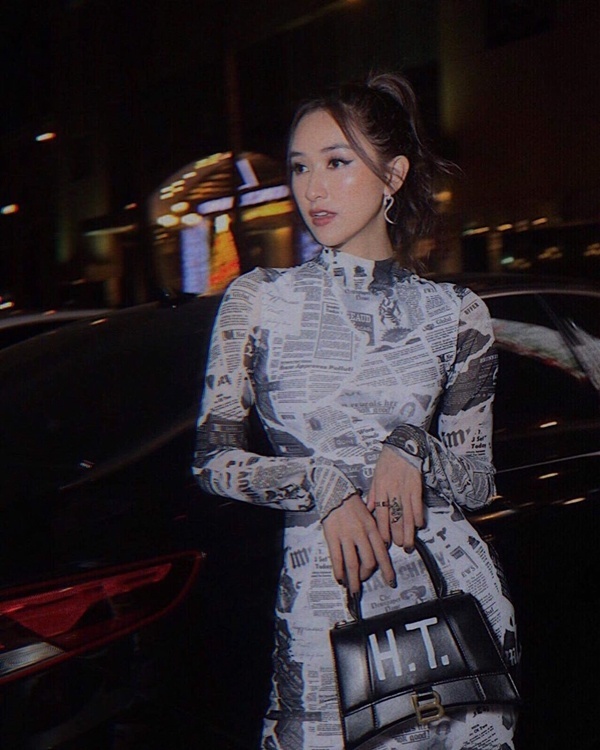 Hà Thu còn thể hiện đẳng cấp thời trang khi sở hữu mẫu túi khắc tên riêng đến đến từ nhà mốt Balenciaga. Được biết, item này có giá €1.590 (tầm 39 triệu đồng).