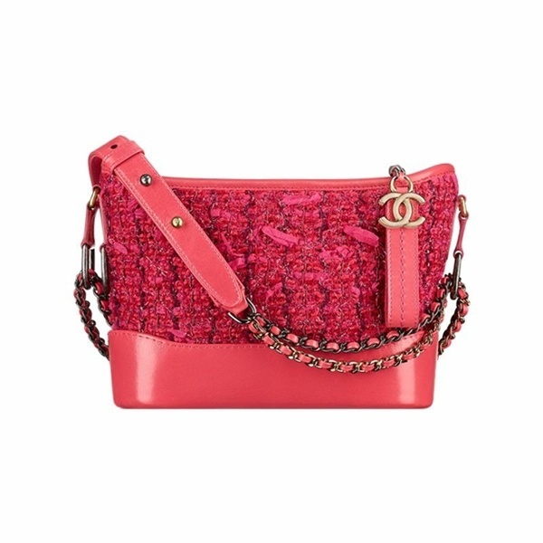 Chanel là một trong những thương hiệu được Hà Thu yêu thích nhất khi lựa chọn túi xách. Cô sở hữu thiết kế túi vải tweed sang chảnh trị giá $5.400 (khoảng 124 triệu đồng).