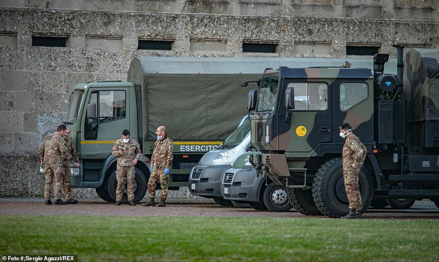  Xe quân sự được điều động để chở thi thể bệnh nhân Covid-19 khỏi vùng dịch ở Italia. (Ảnh: Dailymail)