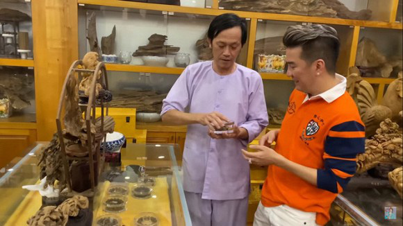 Nhiều khán giả ước tính, chỉ một sợi dây trong hàng trăm món đồ tại đây đã có giá tới 2 tỷ 2, chứng tỏ kho tàng trầm hương này của Hoài Linh phải lên tới cả trăm tỷ, khiến ai cũng choáng váng. Trên thực tế, giá trầm hương trên thị trường rất đắt, loại bình thường là 6000 USD một cân, còn loại đắt nhất là Kỳ Nam lên tới cả tỷ đồng.