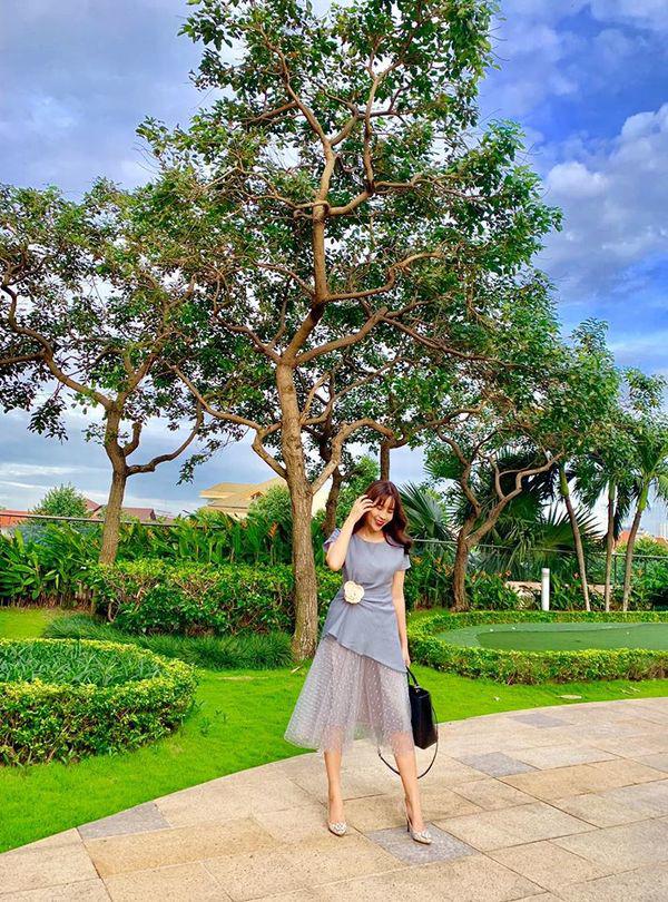  Chiếc váy liền với thiết kế nhấn eo cùng chi tiết đính hoa điệu đà giúp Lưu Hương Giang trông đầy trẻ trung, nữ tính.