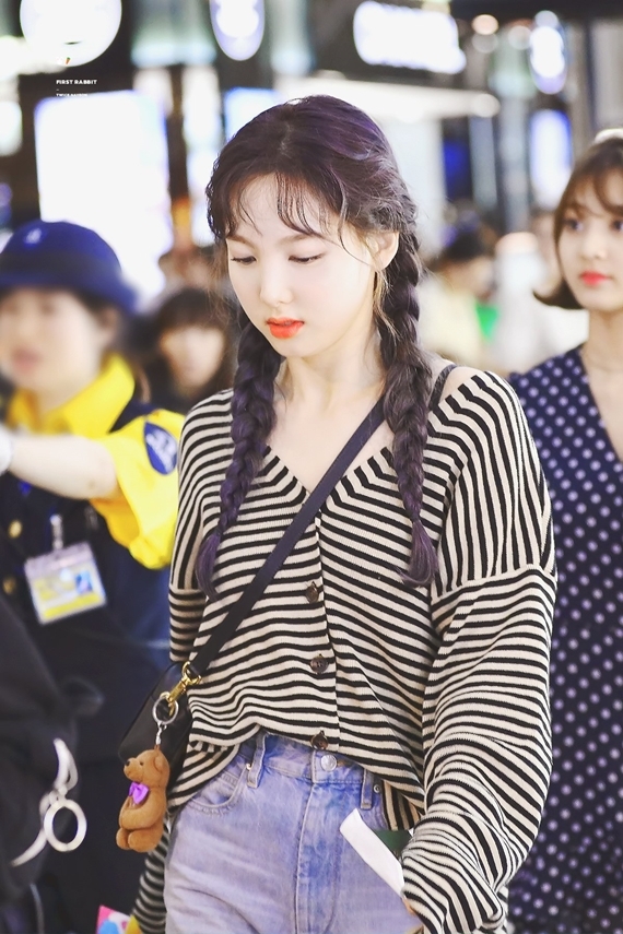 Nhờ khuôn mặt trẻ trung so với tuổi thật, Na Yeon dễ dàng chinh phục kiểu tóc tết hai bên mà không bị chê