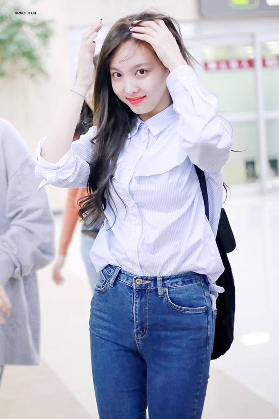  Chỉ diện áo sơ mi cùng quần jeans giản dị, Na Yeon vẫn đủ sức 