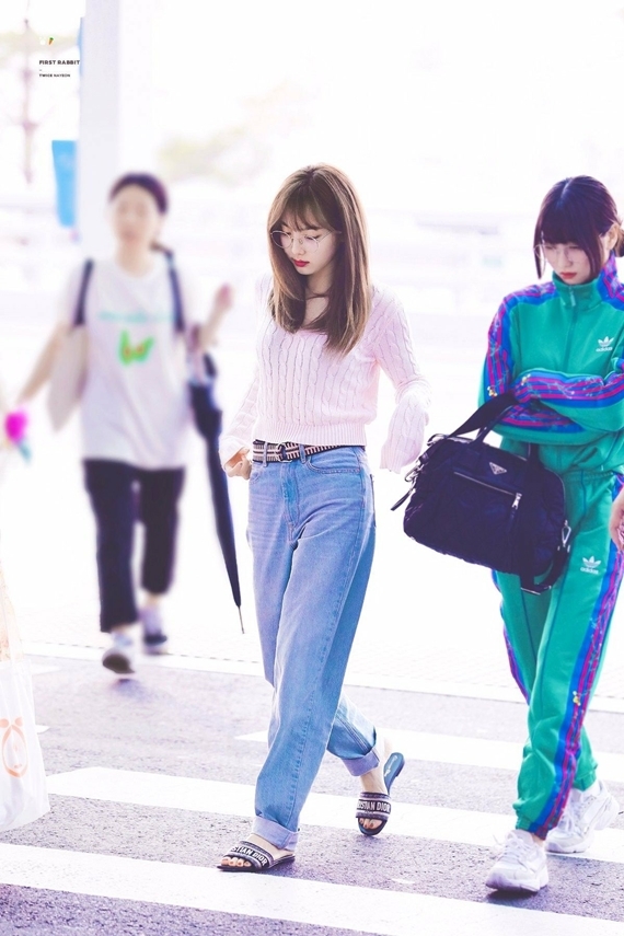  Gu thời trang của Na Yeon tập trung vào sự trẻ trung, năng động. Những item cô nàng lựa chọn đều là những thiết kế basic như áo thun, áo len, quần jeans... nhưng nhờ cách mix match màu sắc, phụ kiện đẹp mắt nên vẫn rất cuốn hút.
