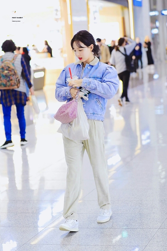 Na Yeon đặc biệt yêu thích những thiết kế có chất liệu denim, từ áo, shorts đến chân váy...