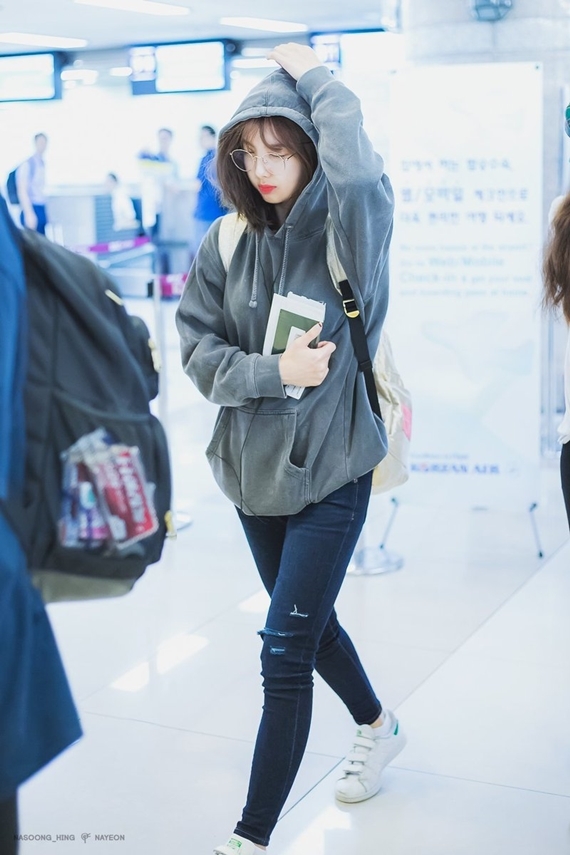  Trong chiếc áo hoodie thoải mái, Na Yeon được fan ví với cô sinh viên muộn giờ vào lớp. 