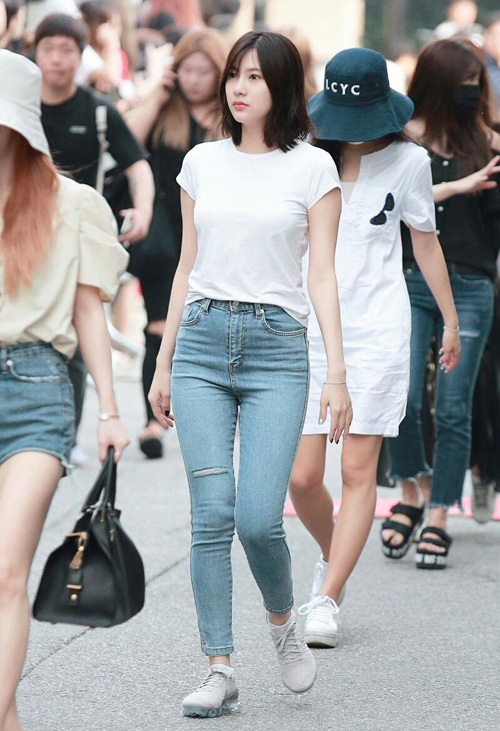  Ha Young (Apink) có chiều cao và thân hình đáng mơ ước. Cô chỉ diện một chiếc áo thun trơn cơ bản với quần jeans cũng đủ nổi bật hơn người.