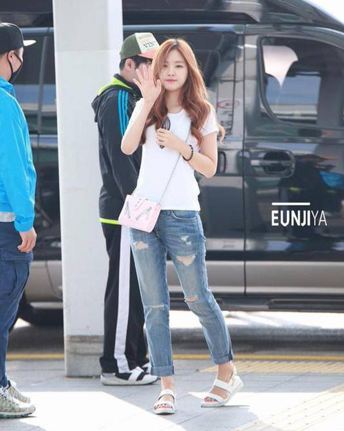  Na Eun nổi tiếng với vóc dáng đẹp, không cần mặc hở vẫn thu hút sự chú ý.