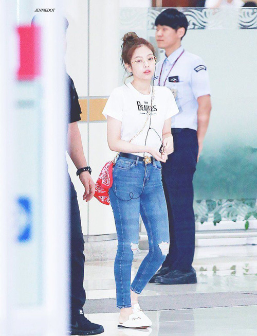  Hình tượng sang chảnh của Jennie (Black Pink) đôi lúc cũng trở nên gần gũi khi nữ idol diện một item đơn giản như áo thun, quần jeans và giày đế bệt. 